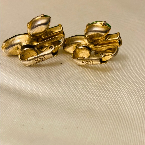 Cathie’ vintage green gemstones gold clip on earrings - Picture 2 of 3